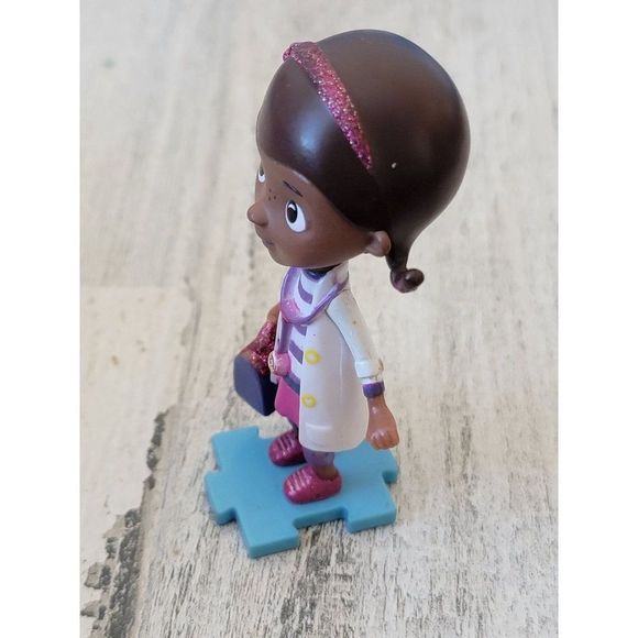 Dr McStuffins Disney puzzle piece toy figure glitter - Picture 2 of 5